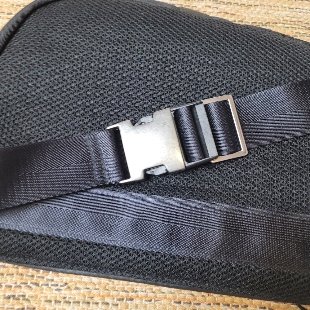 COMMUNITY Belt Bag - Picture 5 of 9